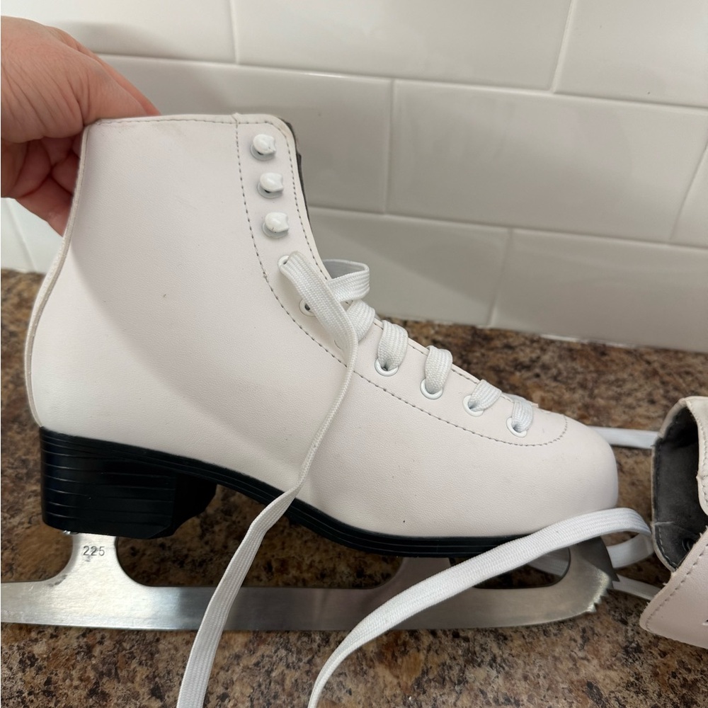 VicDream white hockey skates